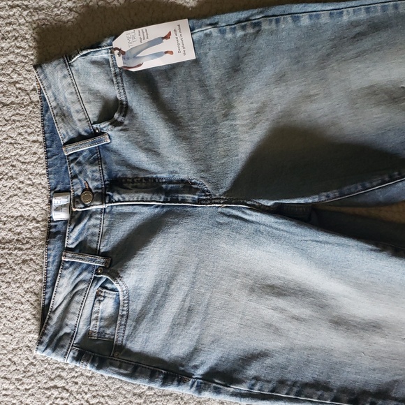 NWT Straight High-Rise Stretch Distressed Denim Jean in Light Wash - Picture 4 of 13
